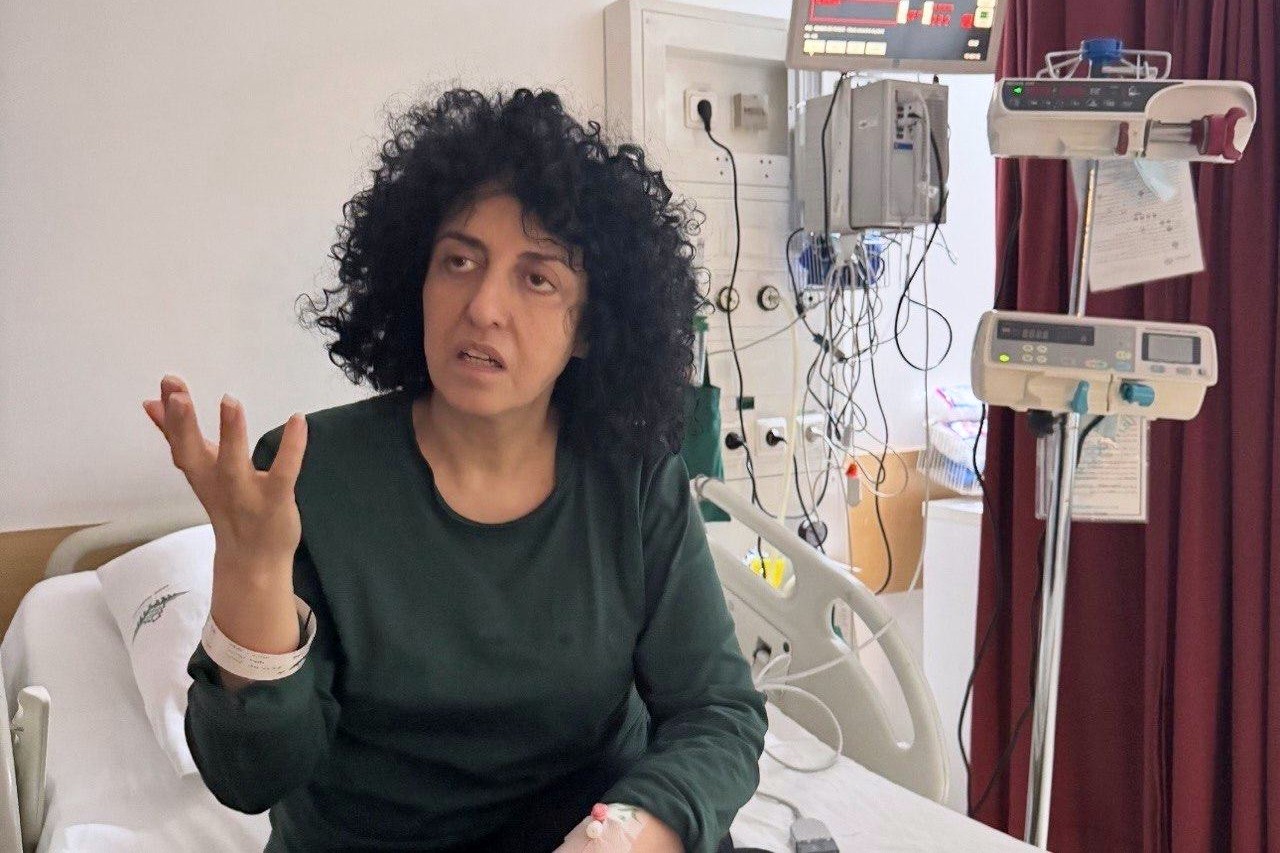 Vencedora do Nobel da Paz, Narges Mohammadi tem alta de hospital e vai para casa